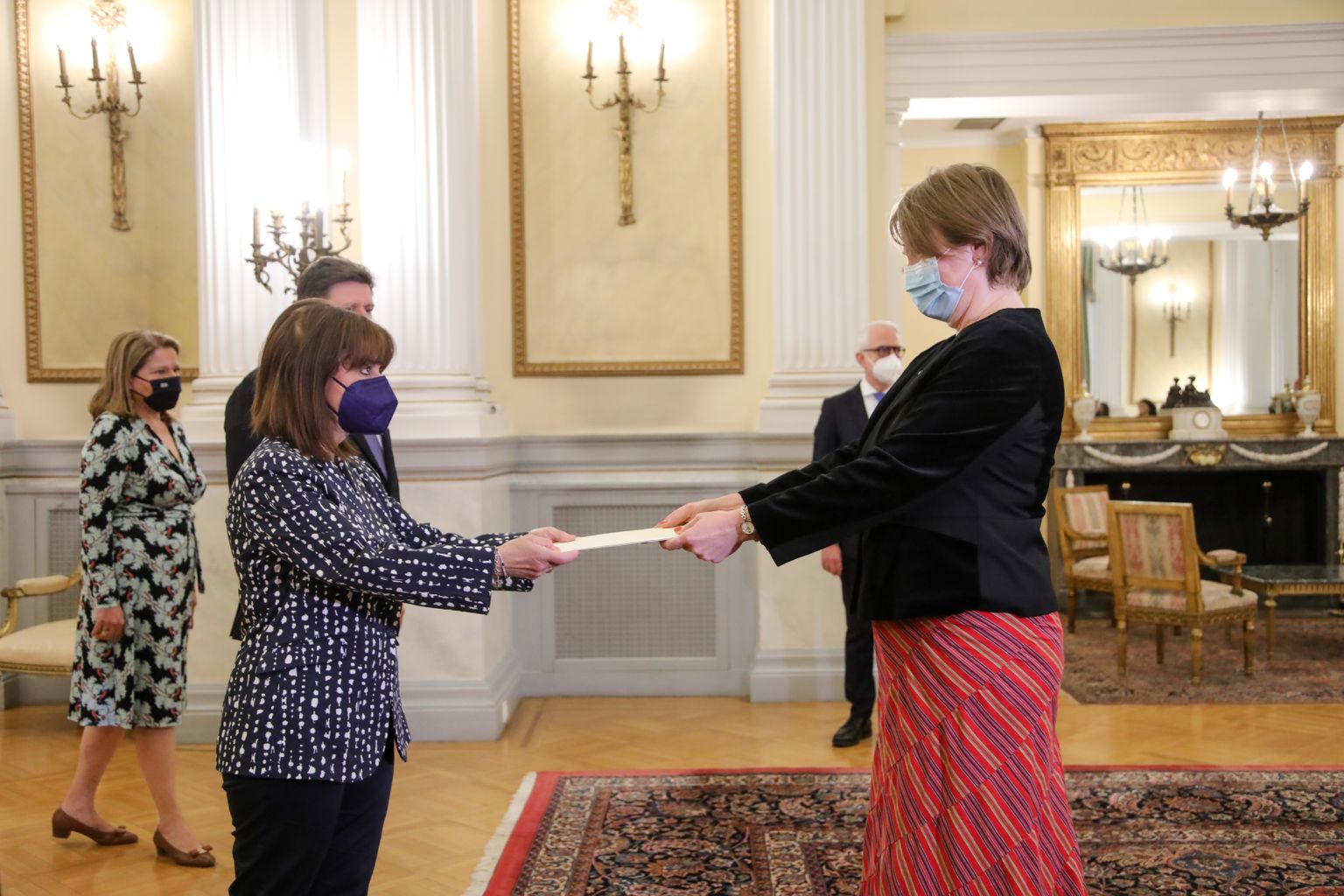Eesti suursaadik Kreekas Karin Rannu (paremal) andis nädalapäevad tagasi üle volikirja Kreeka presidendile Katerina Sakellaropouloule.