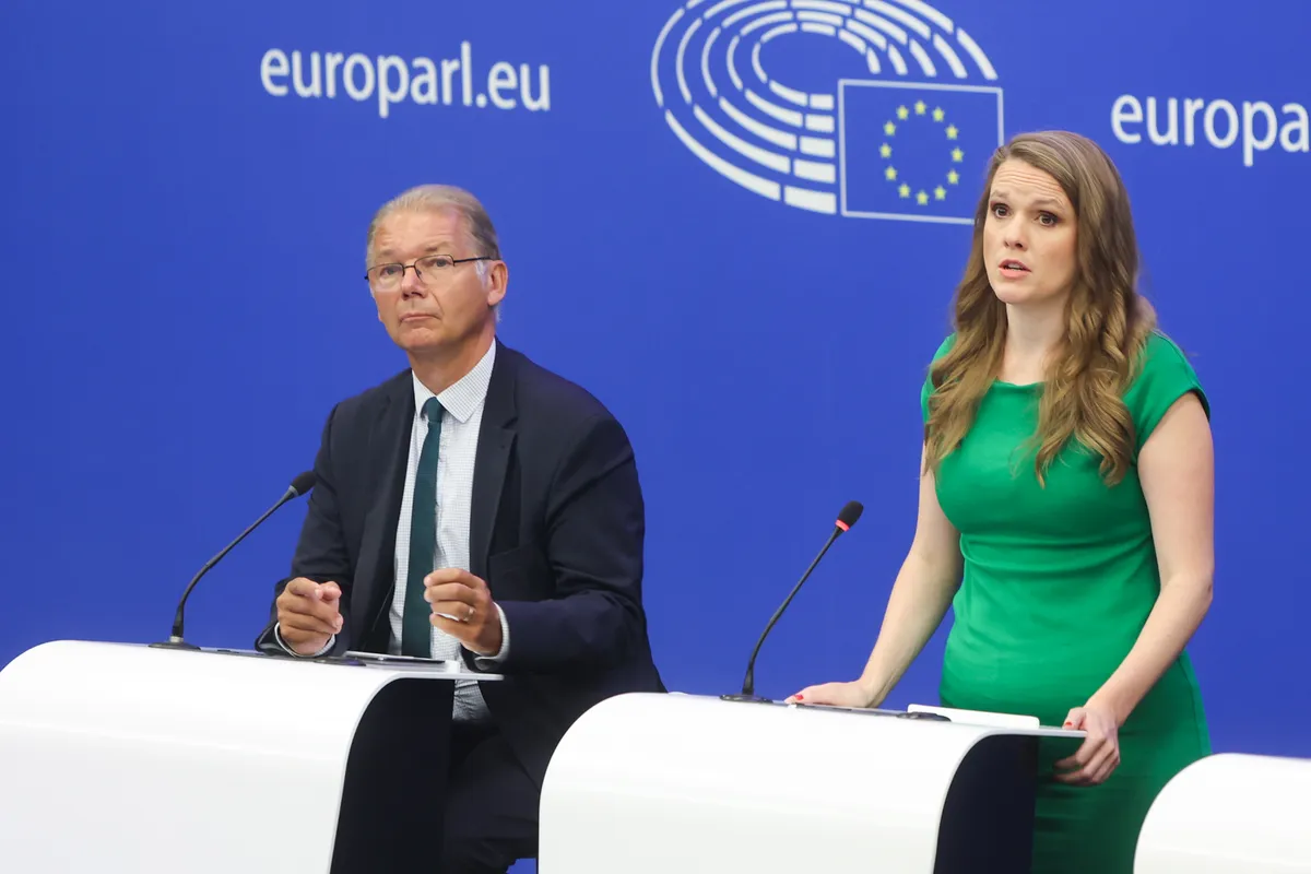 Главы фракции Greens/EFA Терри Рейнтке (справа) и Филипп Ламбертс на пресс-конференции.