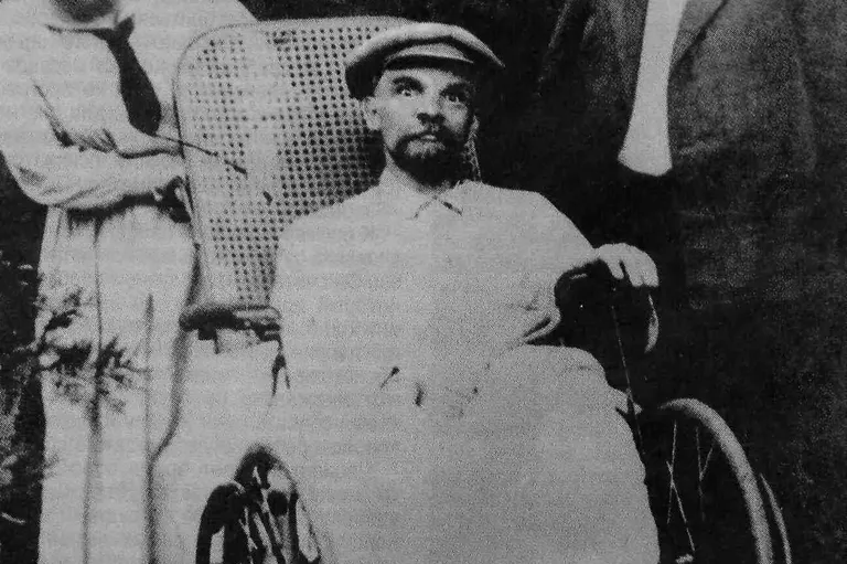 Süüfilisest puretud, kõne- ja liikumisvõimetu. Ilmselt viimane pilt Leninist kas 1923 lõpp või 1924 algus