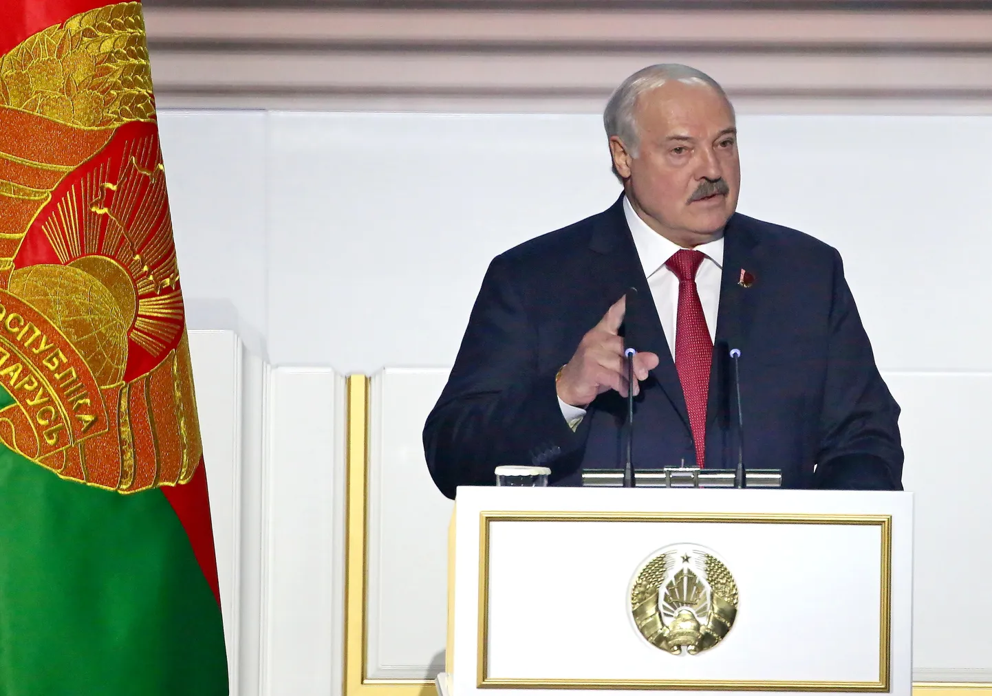 Президент Беларуси Александр Лукашенко не забывает напоминать о себе согражданам, уехавшим в Эстонию.