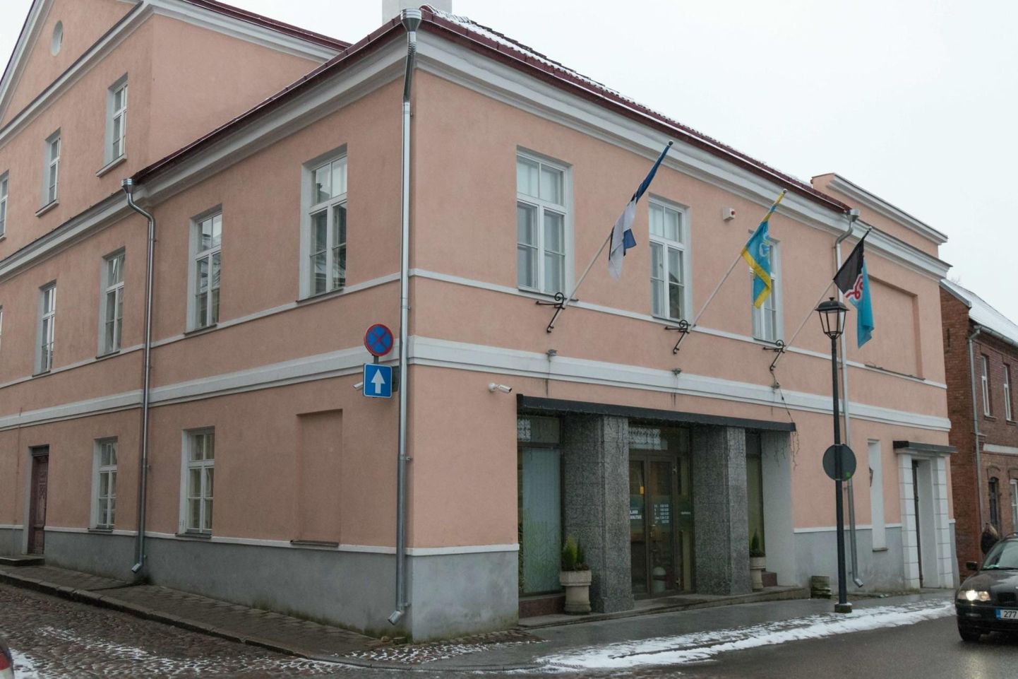 Viljandi vald jagab septembris stipendiumie. Pildid Viljandi valla maja.