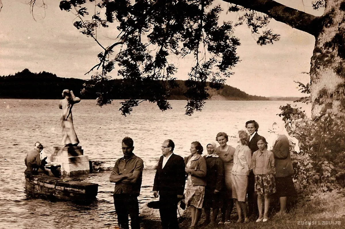 1966. gada rudens. Pļaviņu HES Ūdenskrātuves līmenis sasniedzis augstāko atzīmi. Zem ūdens palikusi Vīgantes estrāde, Liepavots, kas atradās aiz estrādes un Mazais Staburags.