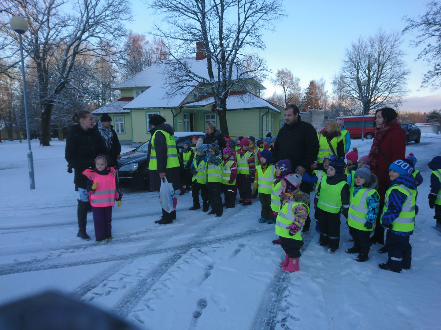 Tammsaare lasteaia lapsed külastasid Tammiste hooldekodu.