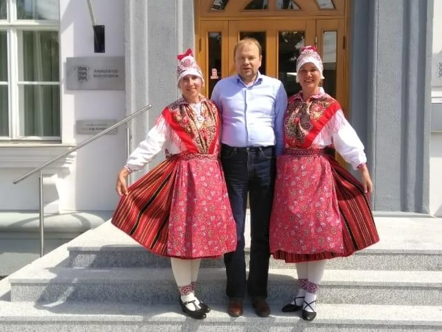 Kersti Telve ei olnud konkurentsiametis ainus naine, kes hiljuti Nais­kodukaitsega liitus, seda tegi ka ameti peadirektorist Märt Otsast ­paremal seisev Kristel Rõõmusaar.