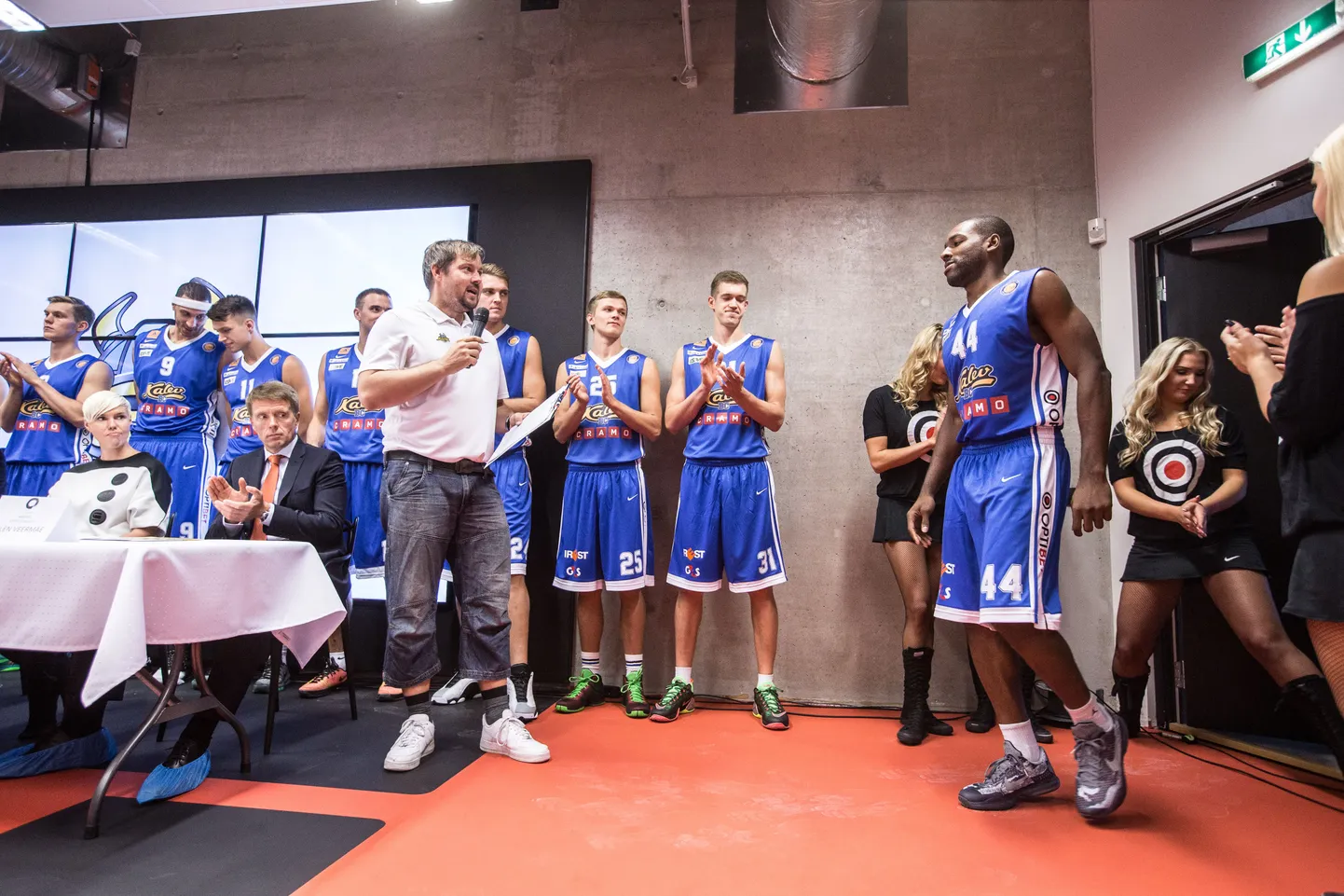 Kalev/Cramo korvpalliklubi tutvustas Arigato spordiklubis algava hooaja meeskonda, treenereid ja tantsutüdrukuid.
