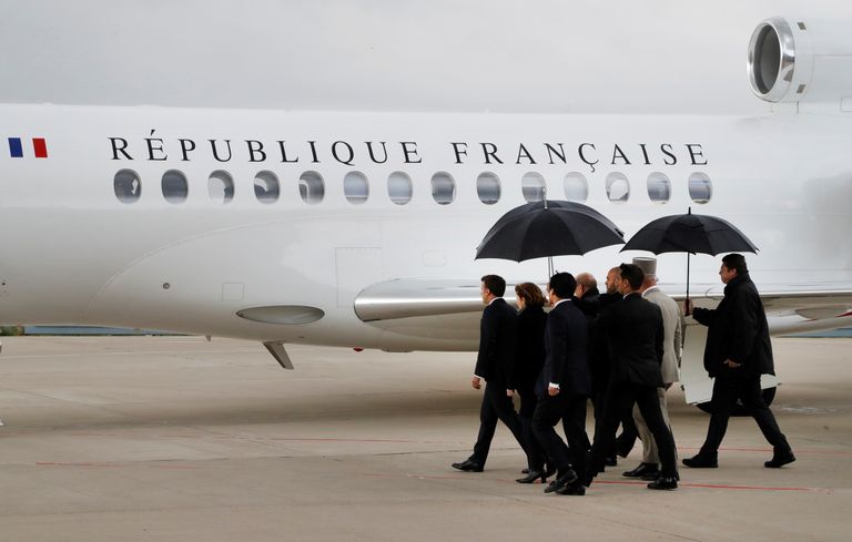 Prantsusmaa president ja ministrid läksid päästetud pantvangide lennukile vastu.