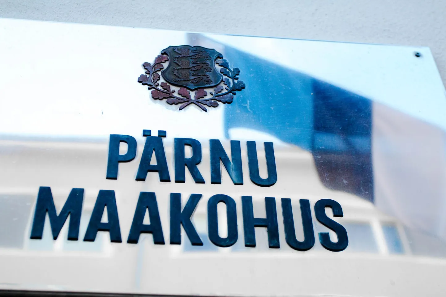 Pärnu maakohus mõistis eelmisel nädalal jõustunud otsusega reaalse vangistuse kutselisele autojuhile, kes täis peaga töötades põhjustas veoautoga varalise kahjuga liiklusõnnetuse.