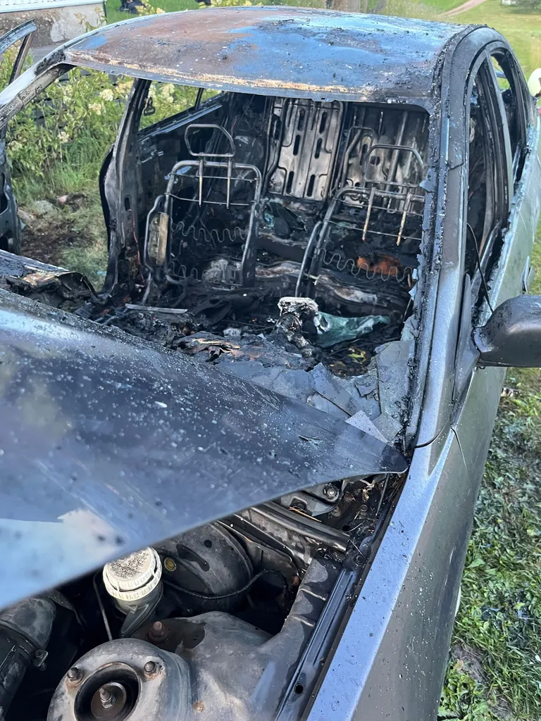 Загоревшийся автомобиль в деревне Ныуни.