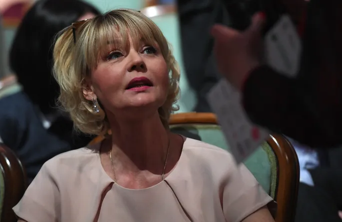 меньшова сидя Скромница Юлия Меньшова предстала перед фанатами в лифчике
