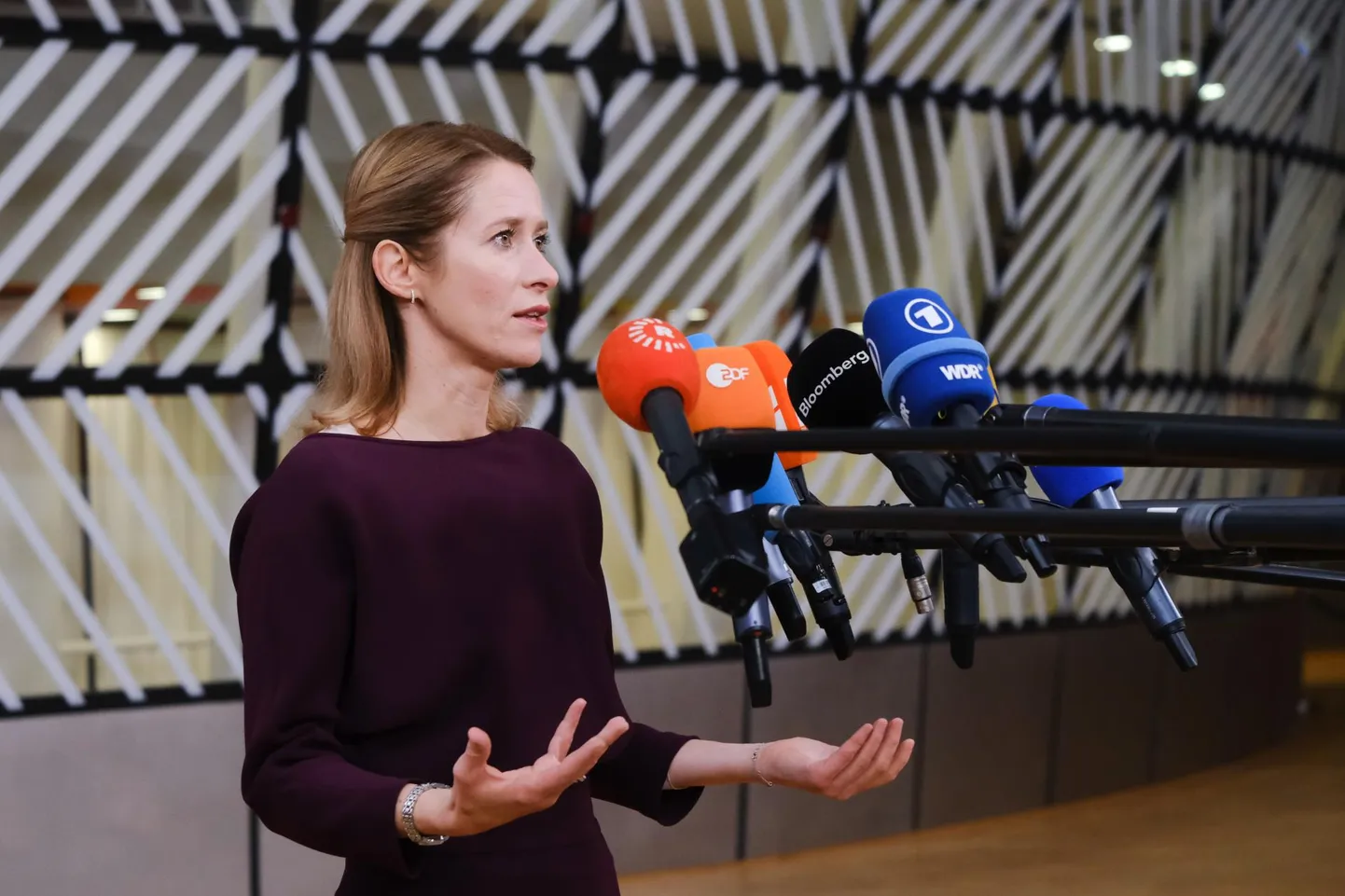 Kaja Kallas Brüsselis ajakirjanikele kommentaare jagamas.