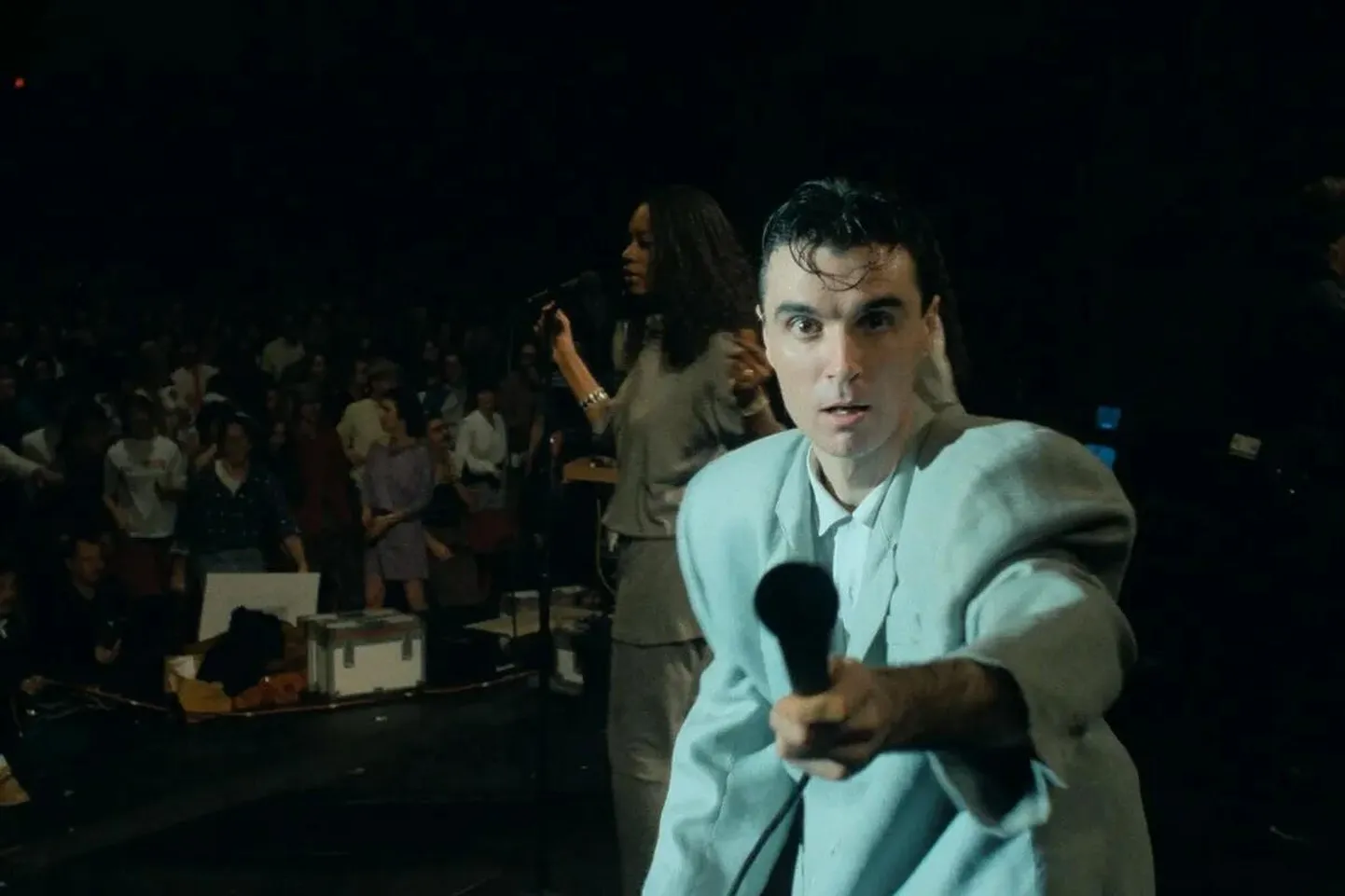 David Byrne ja tema kuulus hiigelülikond, milles ta filmis ekspressiivselt tantsib.