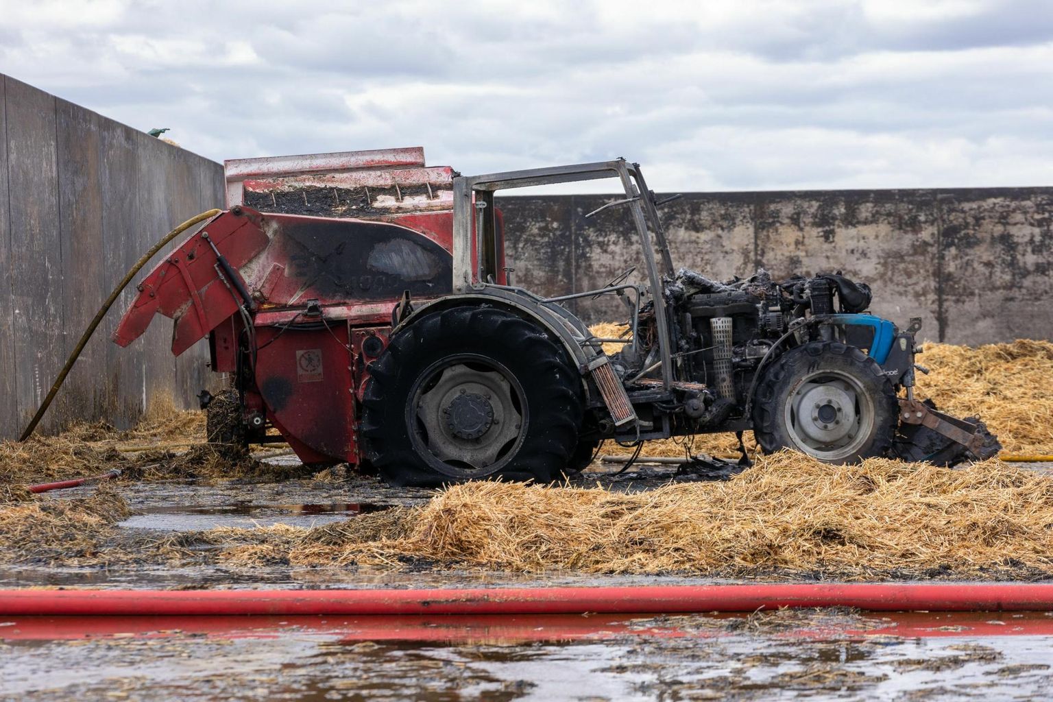 Viru-Jaagupis põlesid traktor ja silohoidla.
