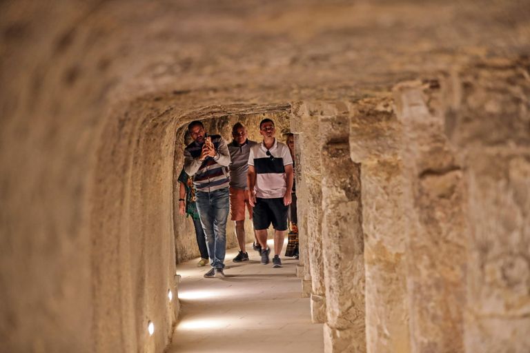 Turistid Egiptuse Saqqara Džoseri astmikpüramiidis