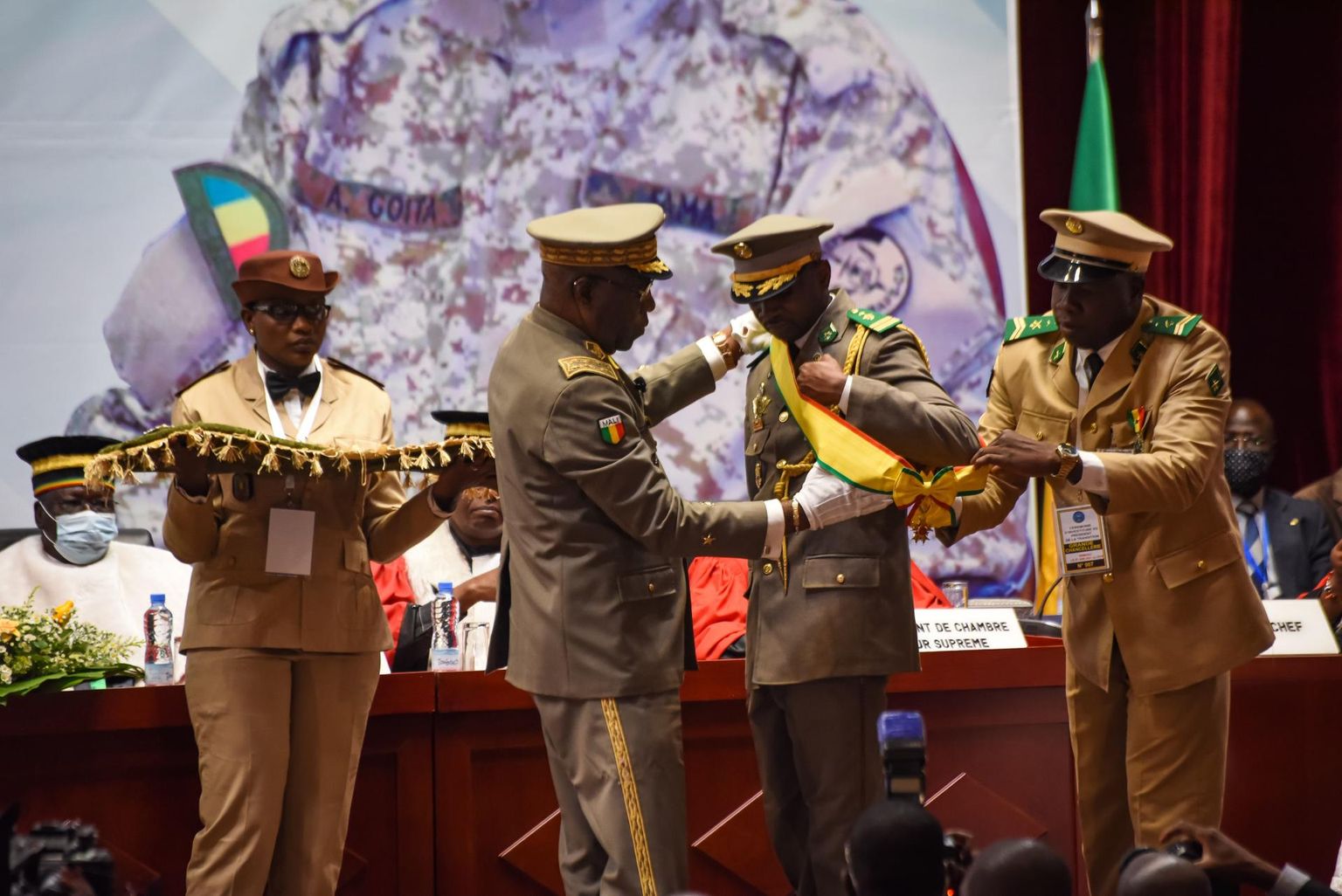 Mali sõjaväelise riigipöörde juhi kolonel Assimi Goïta vannutamine ajutiseks presidendiks. 