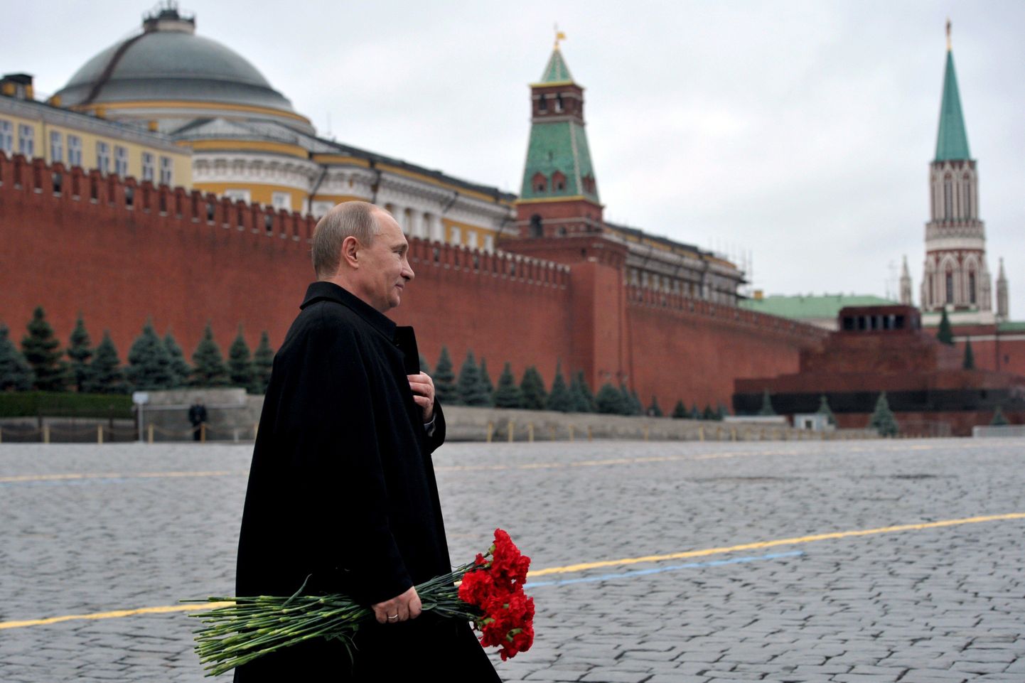 Vene riigipea Vladimir Putin punaste nelkidega Punasel väljakul.
