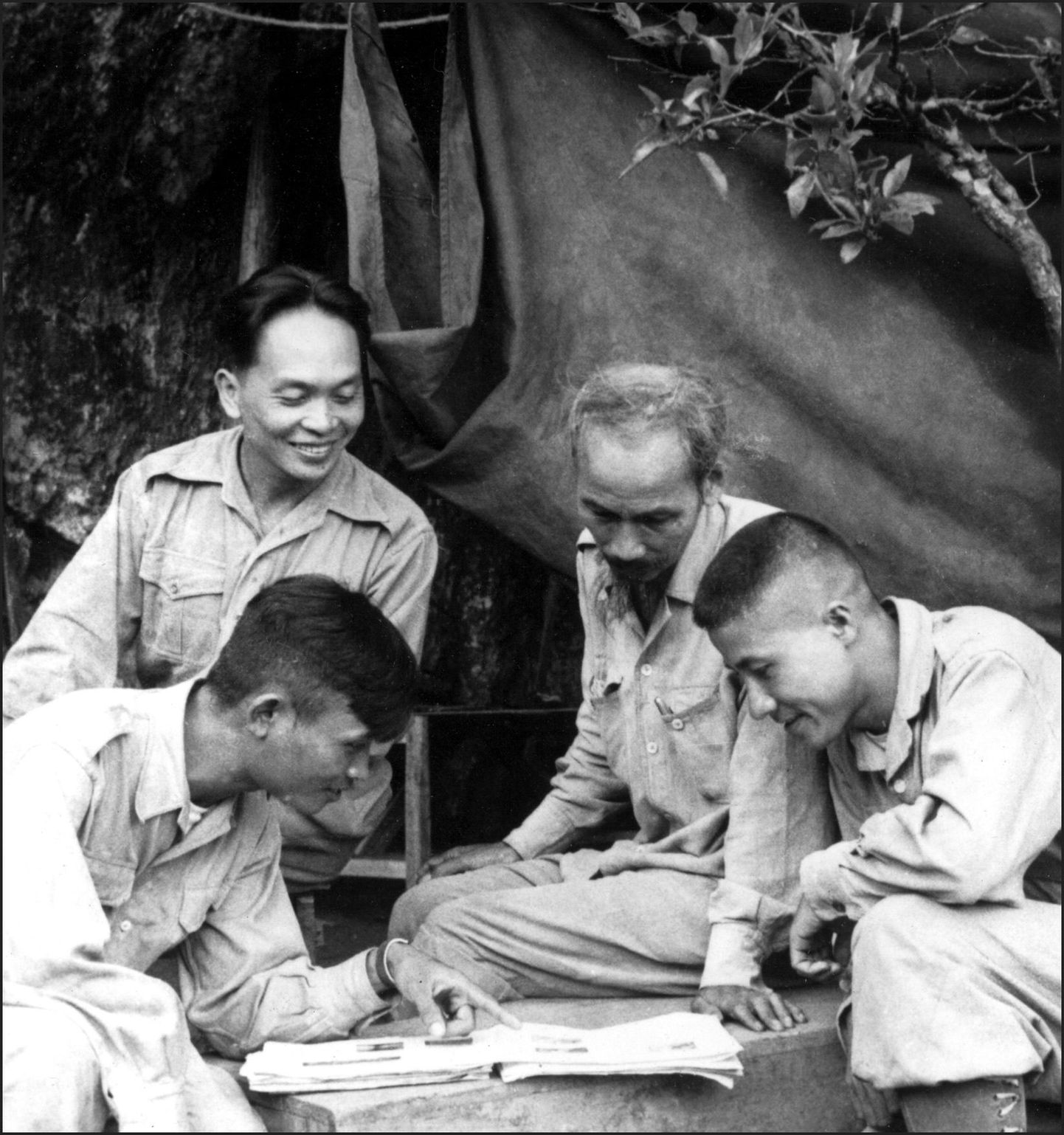 Suri Vietnami sõjakangelane kindral Vo Nguyen Giap. Sellel 1950. aastal tehtud fotol vasakul taga. Paremal taga puna-Vietnami legendaarne juht Ho Chi Minh (1890-1969).