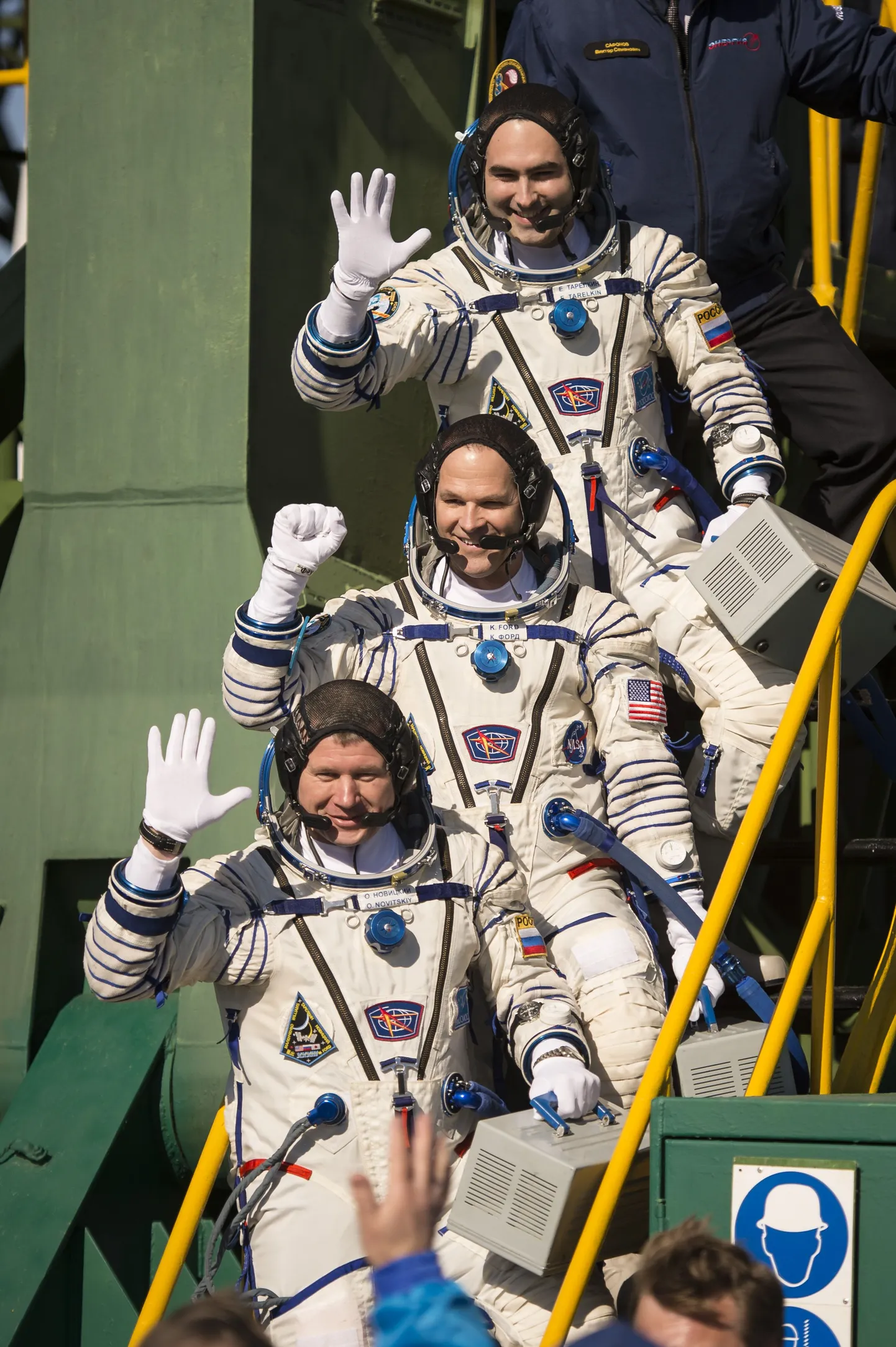 Venelased Oleg Novitski (all) ja Jevgeni Tarelkin (ülal) ning ameeriklane Kevin Ford enne starti rahvusvahelisse kosmosejaama.