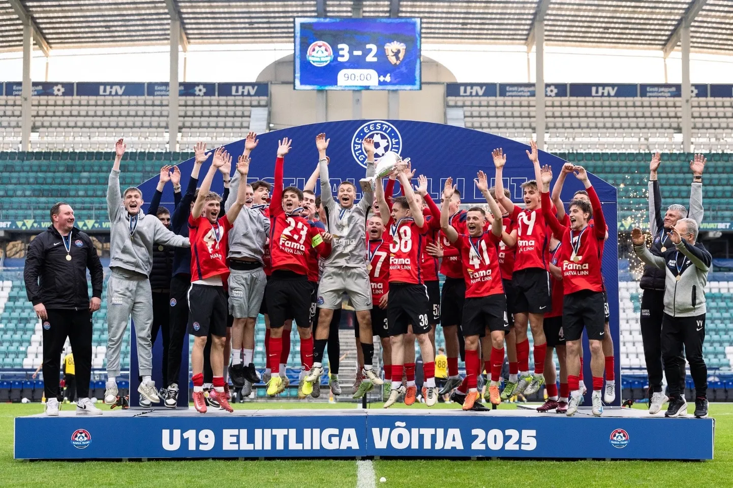 Narva Transi noormehed juubeldavad Eesti U19 Eliitliiga võidu puhul.