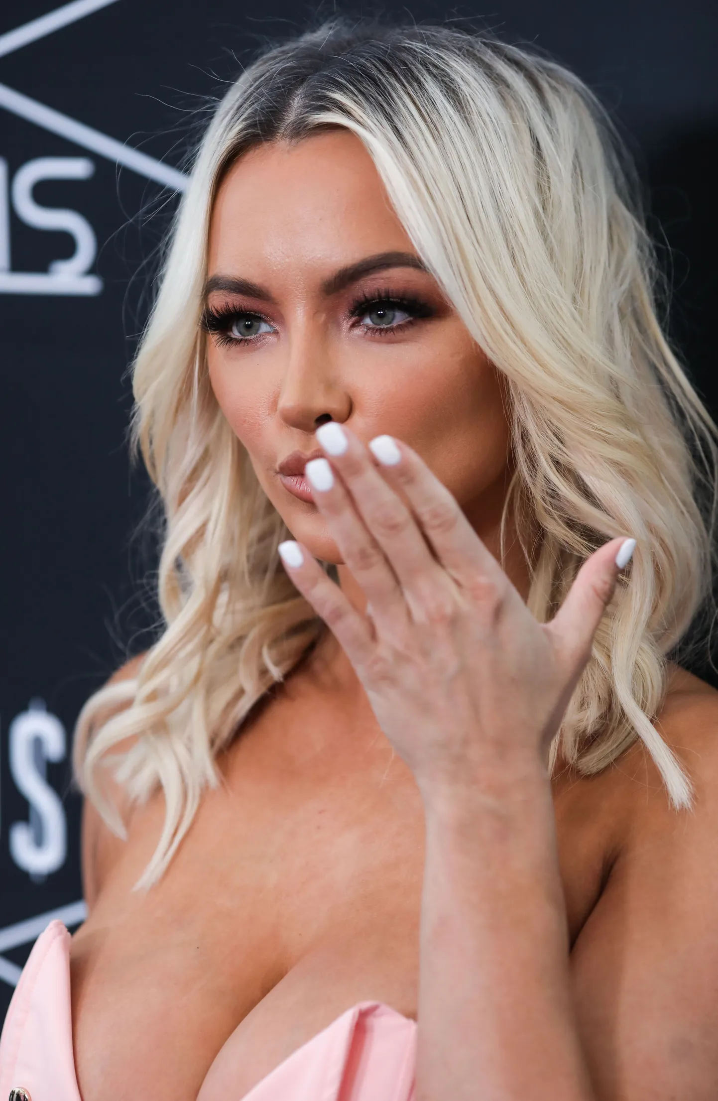 Lindsey Pelas.