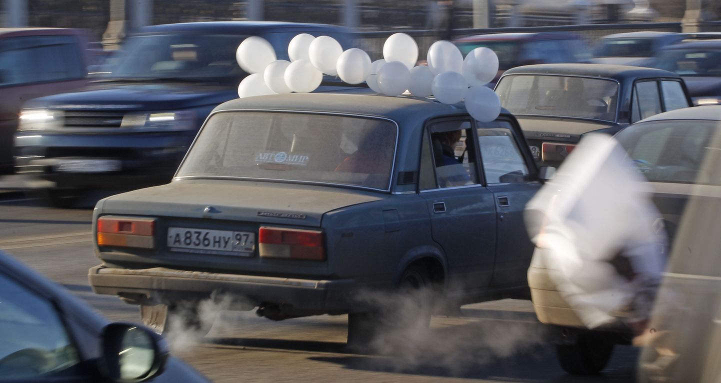 Valgete õhupallidega ehitud Lada täna Moskva ringteel.