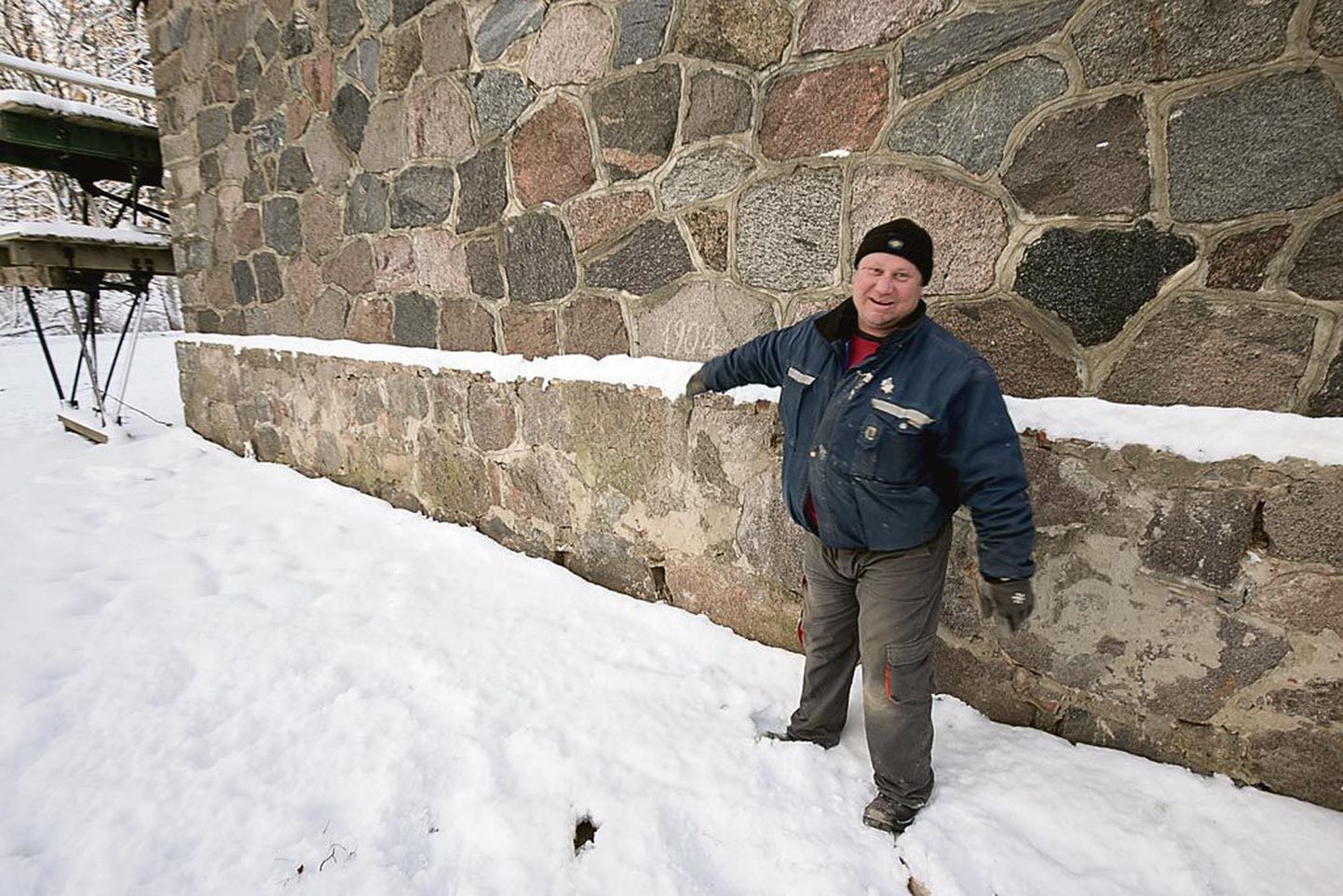 Paide firma AS KEKi Ehituse töömees Kalle Korhonen näitas maakivist müüri, millel on ehitusaasta 1904.