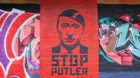 В России молодых людей приговорили к тюремному заключению из-за граффити «Смерть режиму!»