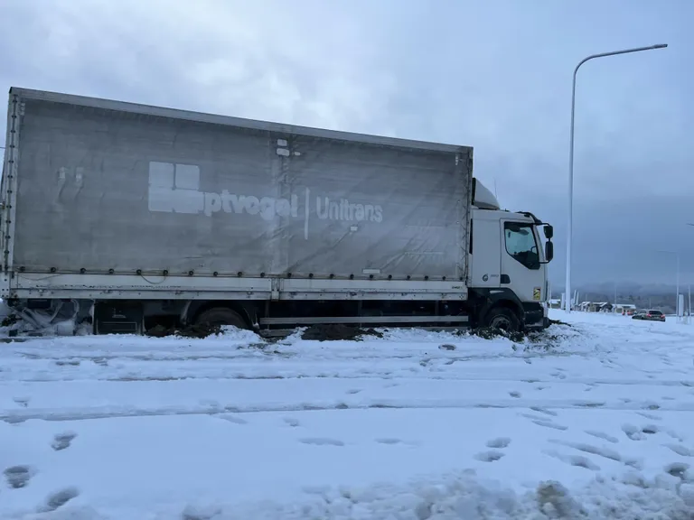 Sauga ring osutus haagisega veokile läbimatuks lume ja libeduse tõttu.