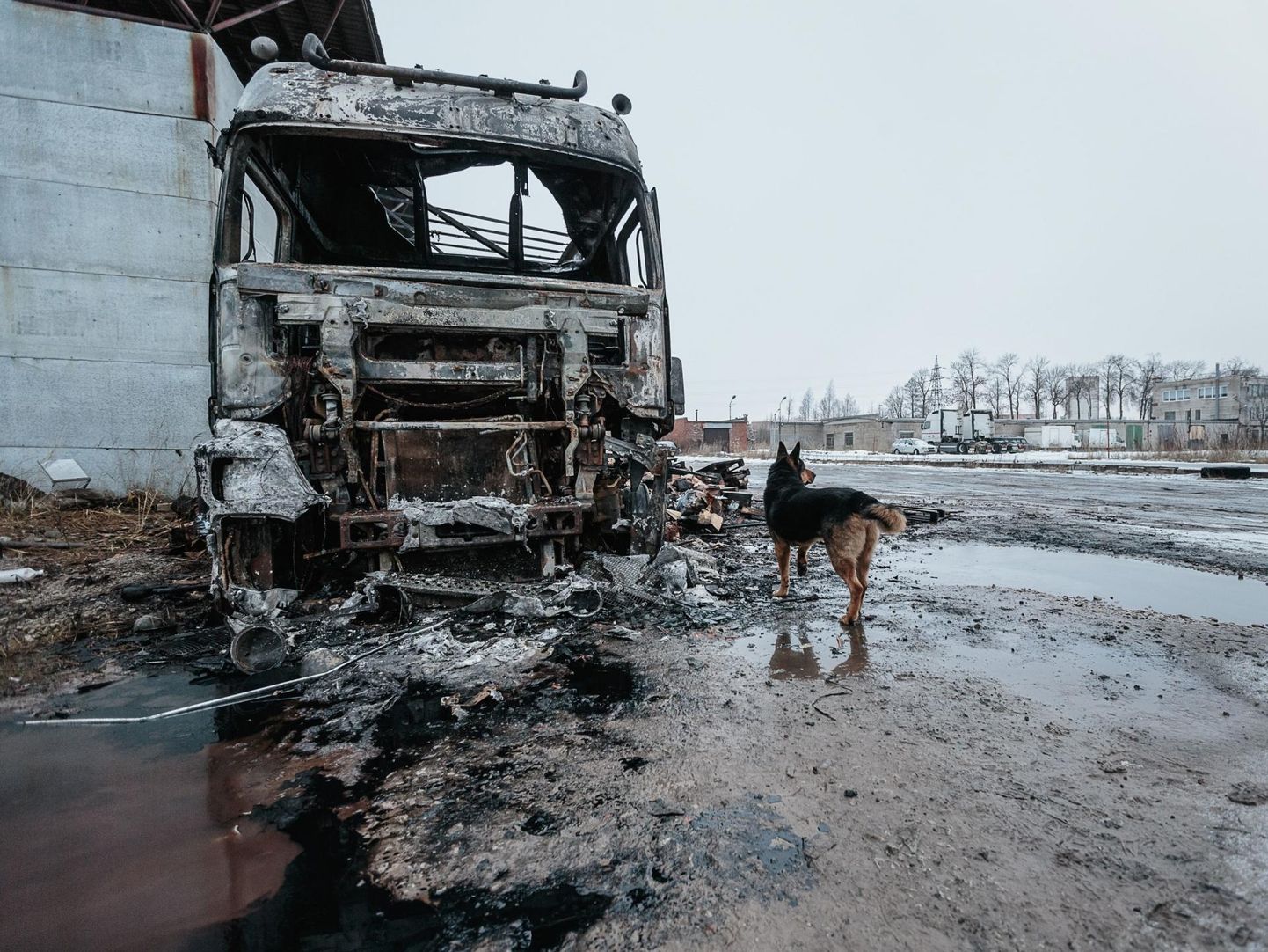 See foto põlenud autost on tehtud 2017. aasta detsembris Narvas veoautode parkimisalal, kui seal oli süüdatud šokolaadilastiga veok.