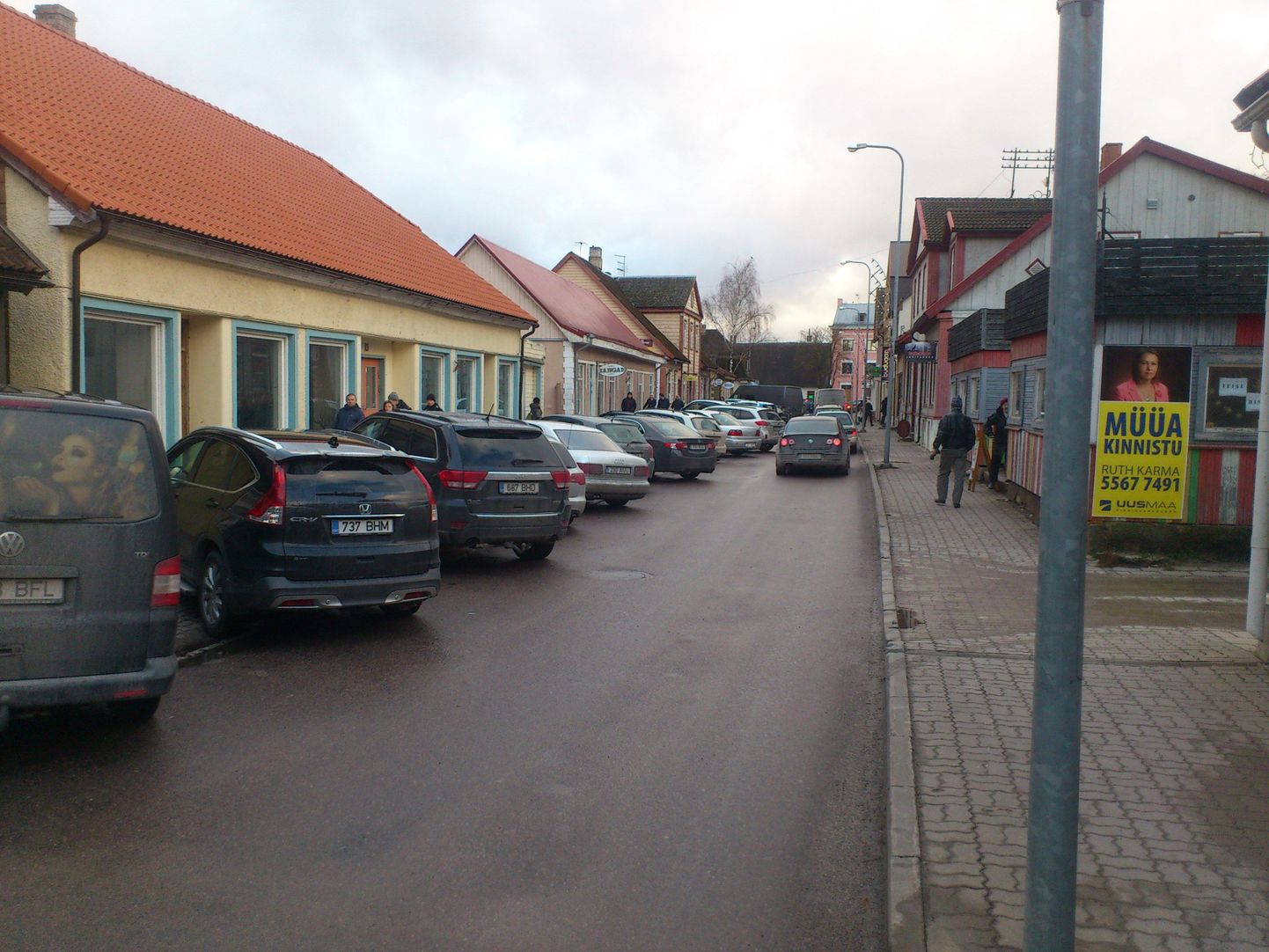 Aeg-ajalt on Viljandi kesklinnas kõik parkimiskohad autosid täis ning soovijail pole võimalik vaba kohta leida.