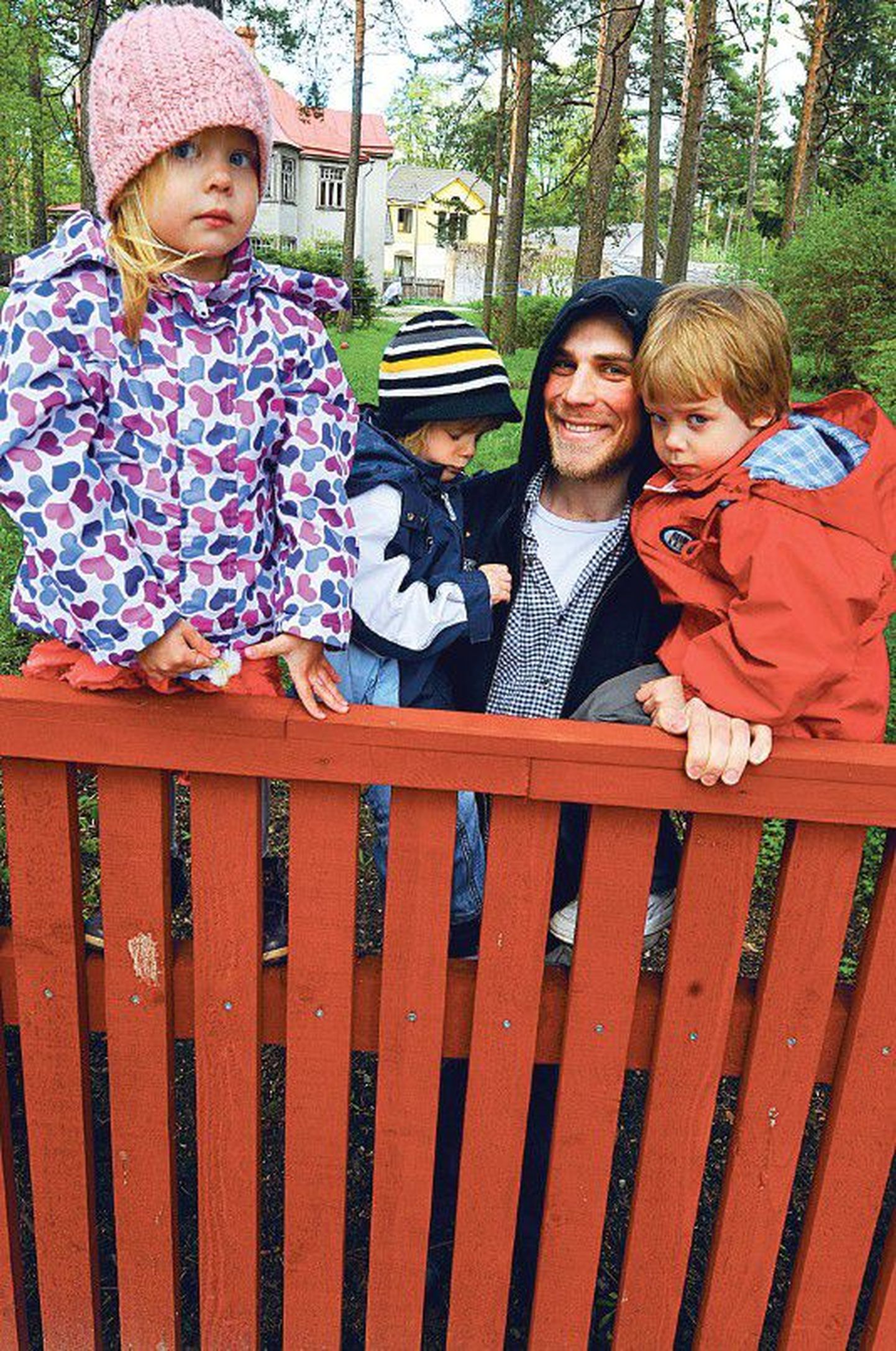 Калев, отец тройняшек Карла (справа), Матиаса и Эте утверждает, что воспитание сразу нескольких детей требует многократной заботы. Снимок иллюстративный.