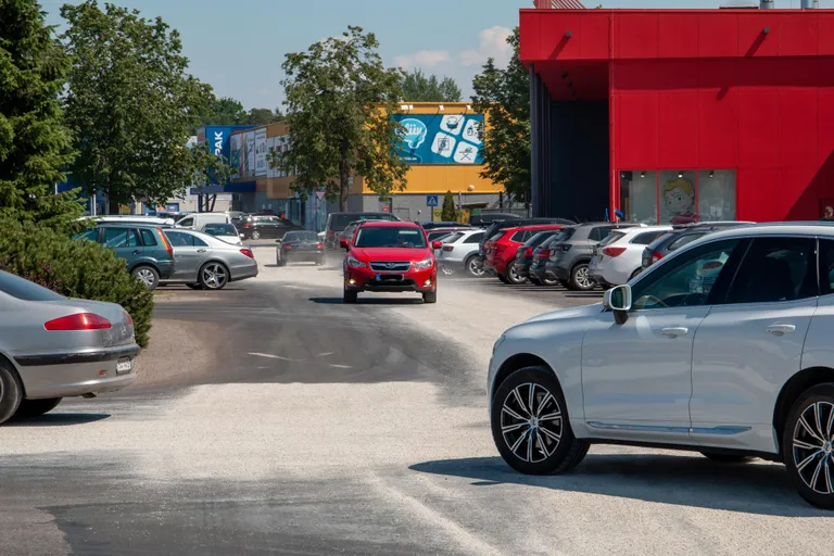 Pärnu Kaubamajaka parklas on sulanud pigi probleem leidnud tänaseks lahenduse.