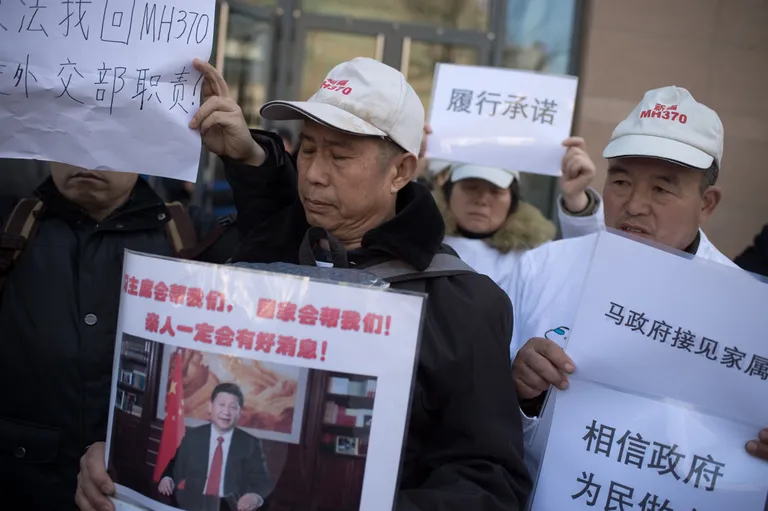 Lennul MH370 lähedased kadunute leidmiseks abi palumas. Foto: NICOLAS ASFOURI/AFP/Scanpix