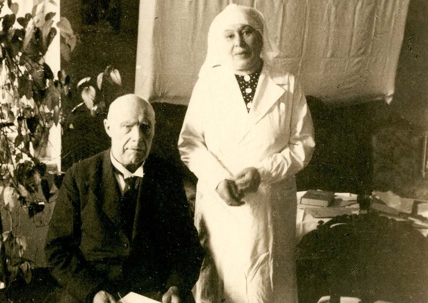 Ādams Butulis ar medicīnas māsu Emīliju Kulmani. Nezināms fotogrāfs. Rīga, ap 1935. gadu.