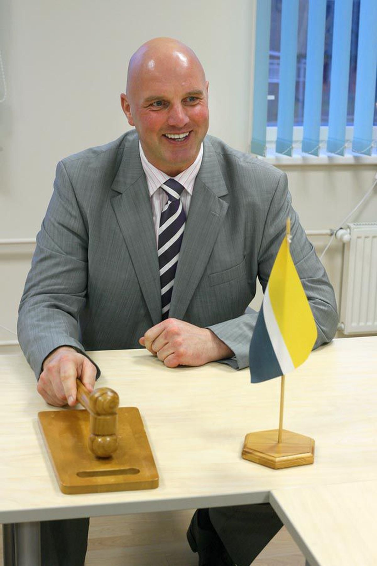 Tallinnas elav, kuid Karksi valda oma koduks pidav Hendrik Agur valiti volikogu esimeheks 2009. aasta lõpul. Nüüd pani ta ameti maha.