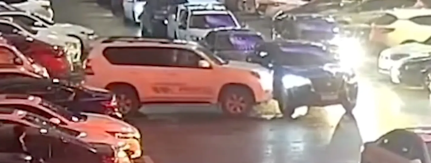 Hiinlanna rammis valesti parkinud autot 11 korda.
