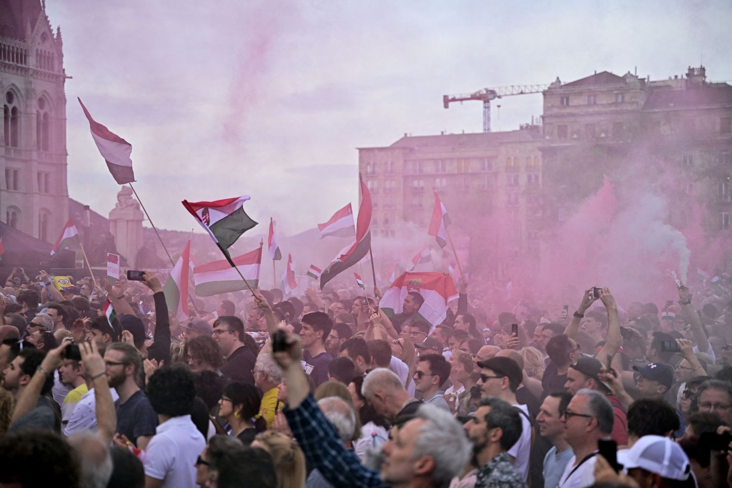 Ungāri protestē pret Orbāna valdību.