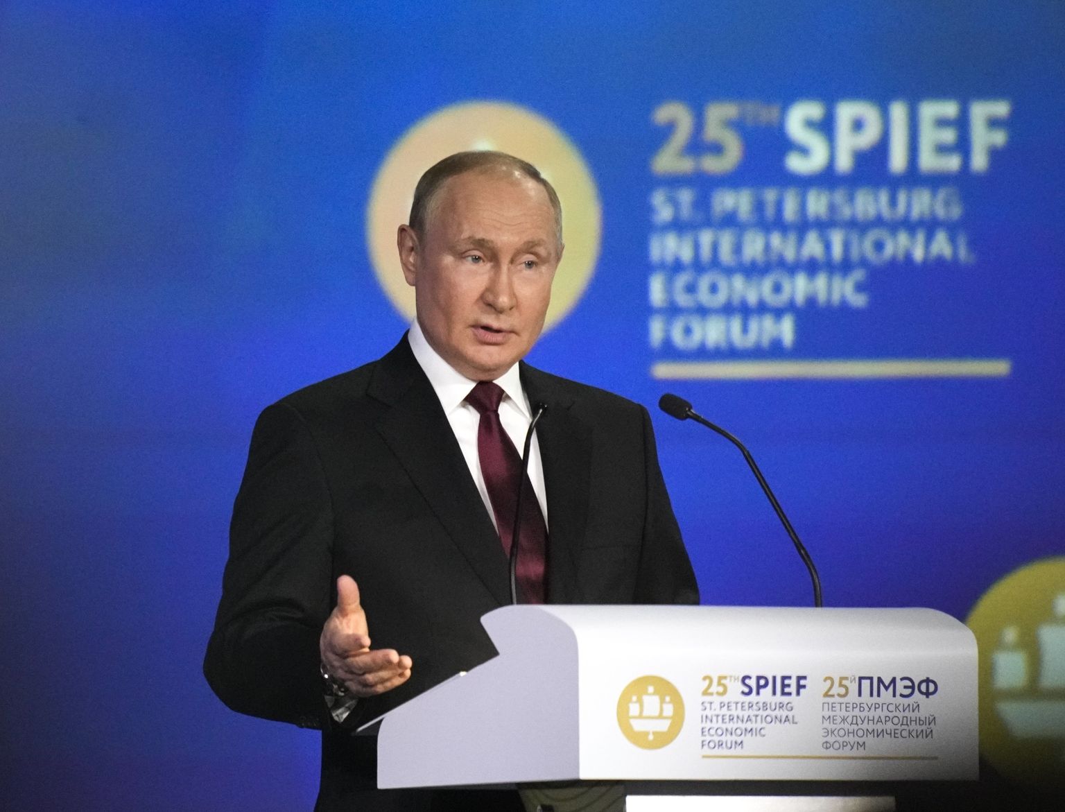 Владимир Путин с нимбом в качестве которого фотографы использовали логотип Петербургского международного экономического форума (ПМЭФ), Санкт-Петербург, 17 июня 2022 года.
