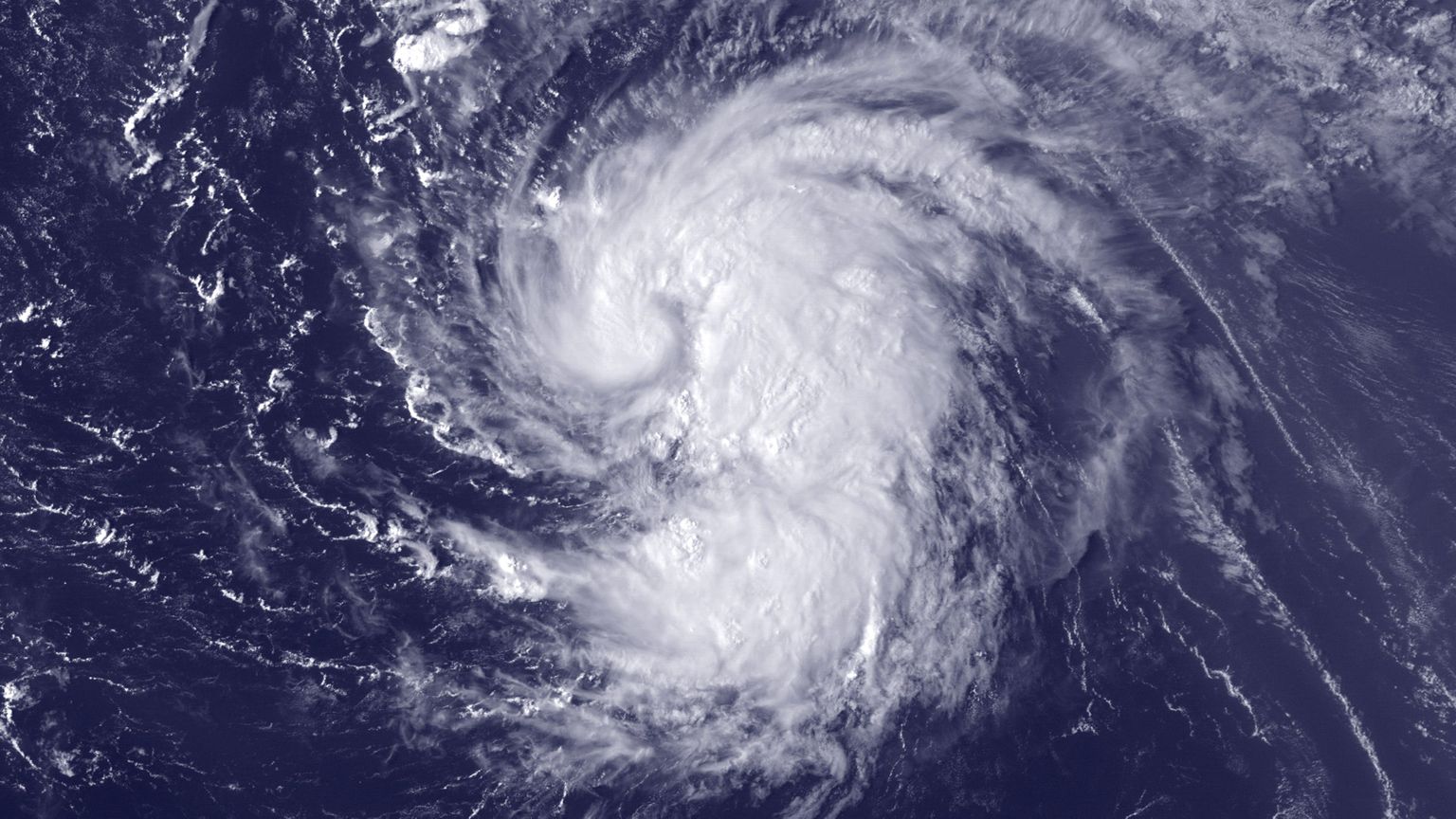 USA meteoroloogide sõnul asub orkaani Nadine kese praegu Bermudast 1100 kilomeetri kaugusel idas.