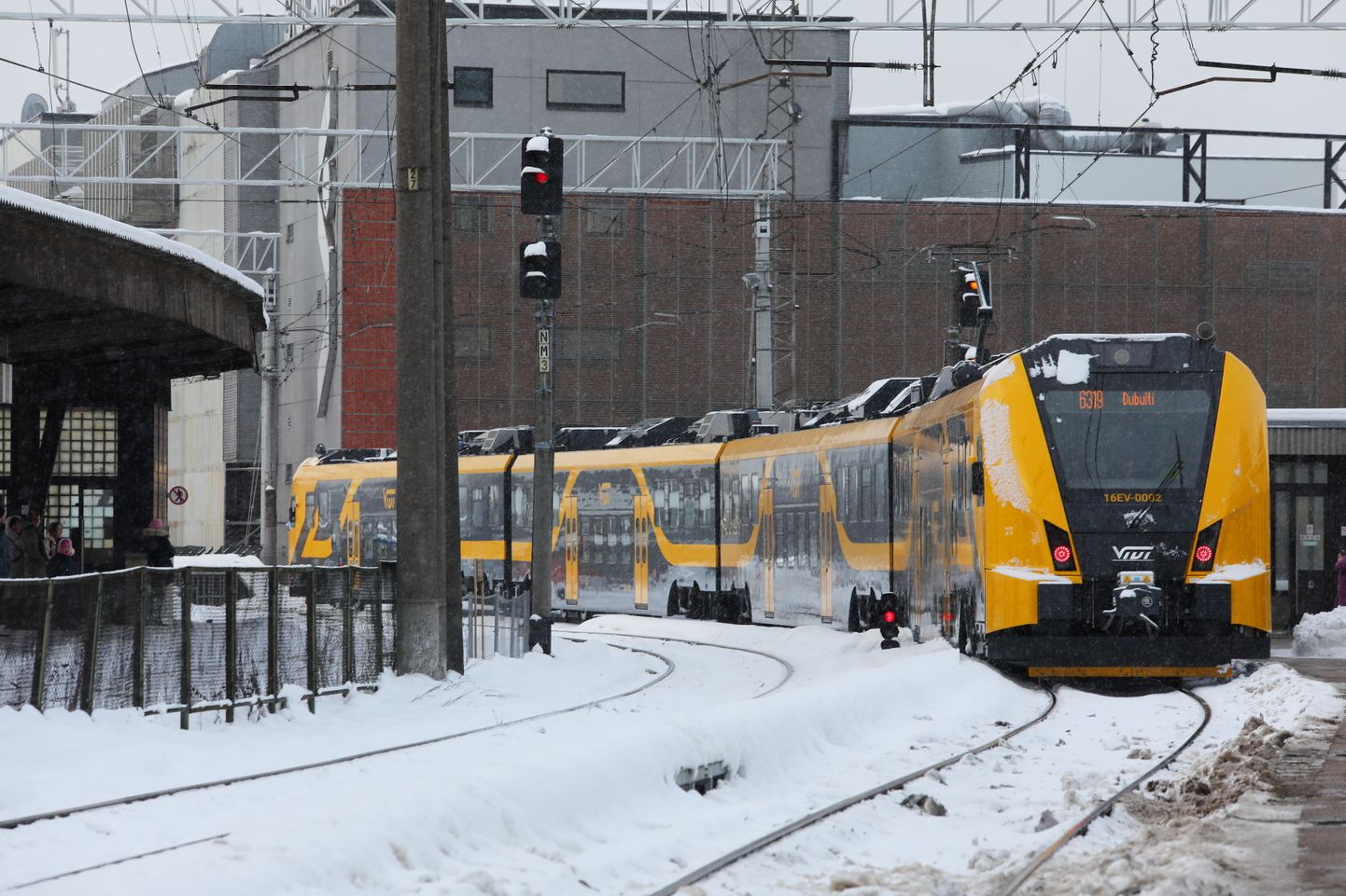 Jauno elektrovilcienu "Vivi" pārvadājumu uzsākšanas svinīgais pasākums, kurā atklāj reisu no Rīgas Centrālās dzelzceļa stacijas uz "Dubultiem" Jūrmalā.