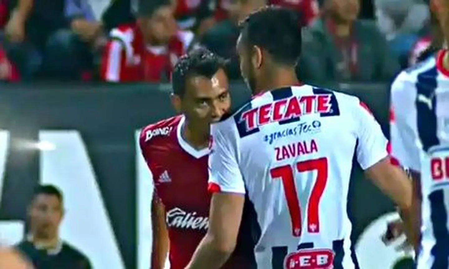 Juan Arango (vasakul) hammustamas Jesús Zavalat.