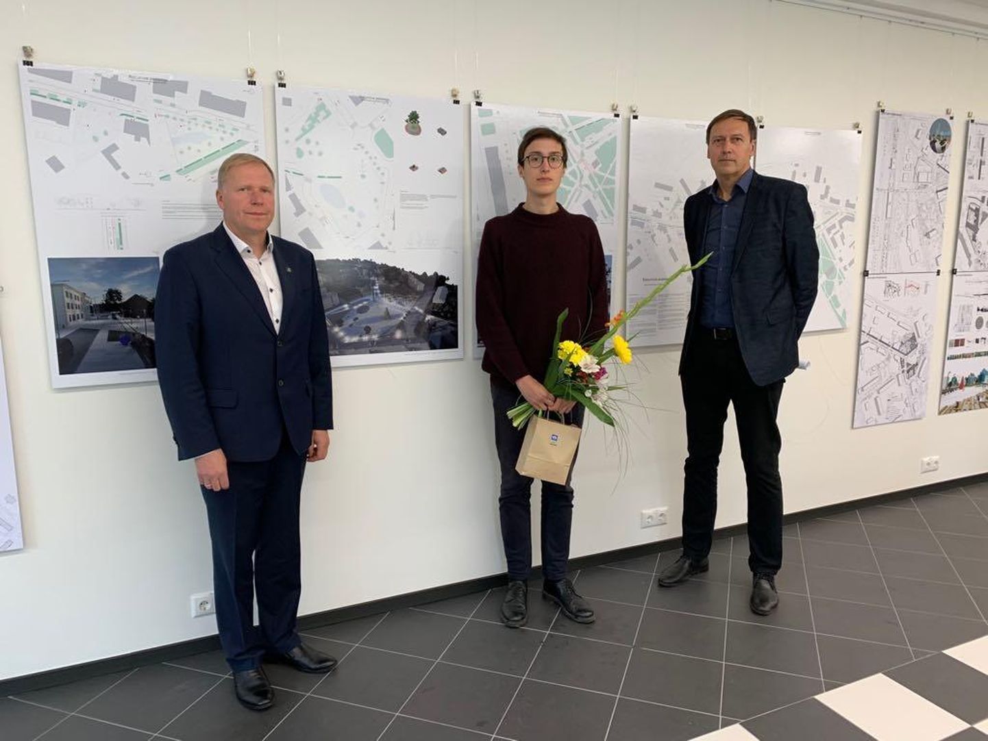 Tapa linnakeskuse arhitektuurivõistluse võidutöö üks autoreid Mihkel Räni Raev (keskel) koos žüriiliikmete Riho Telli (vasakul) ja Kalle Vellevoogiga.