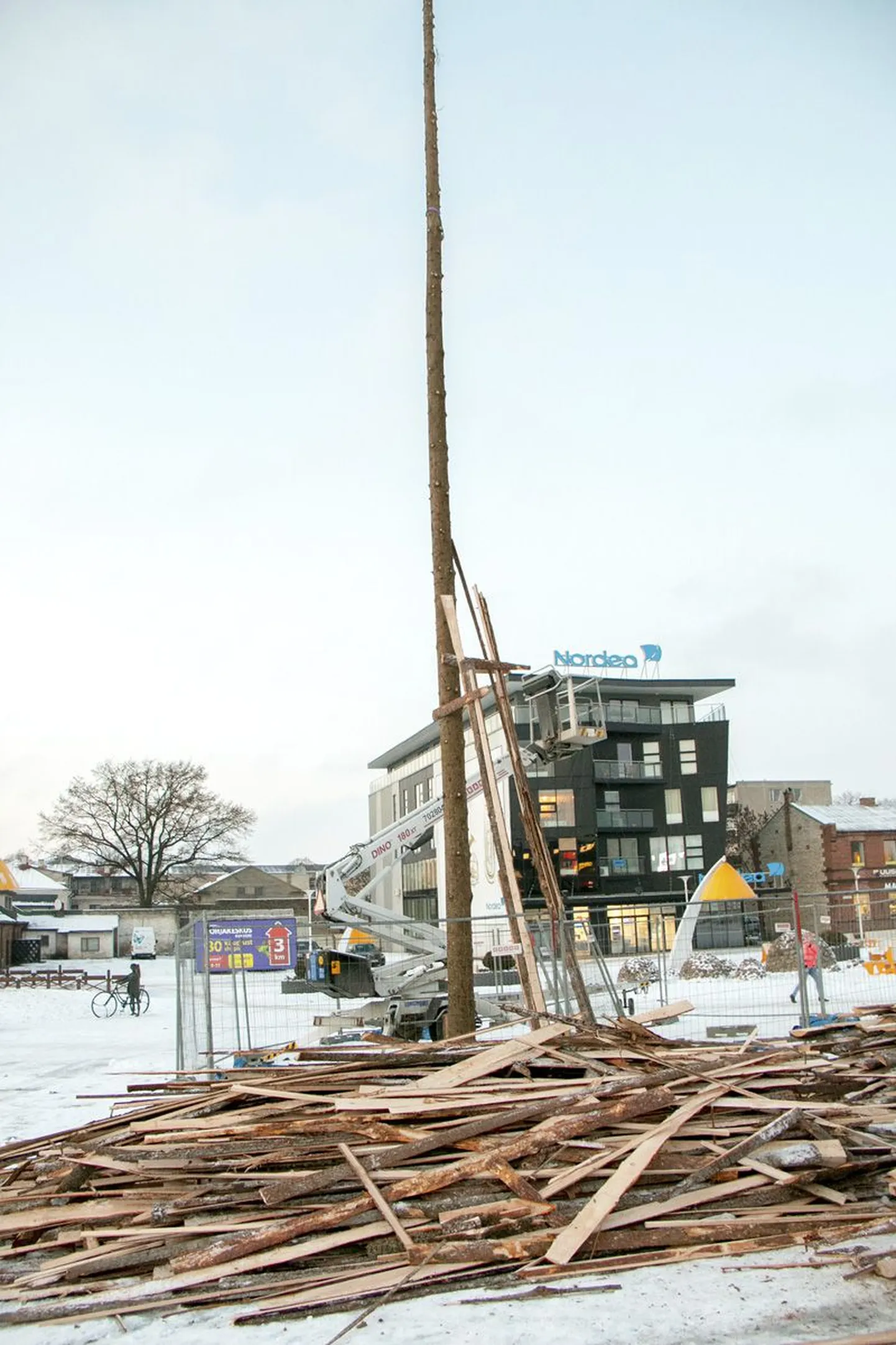 Eile hommikul algas Rakvere keskväljakul 
linna avaliku jõulupuu 
ehitus.