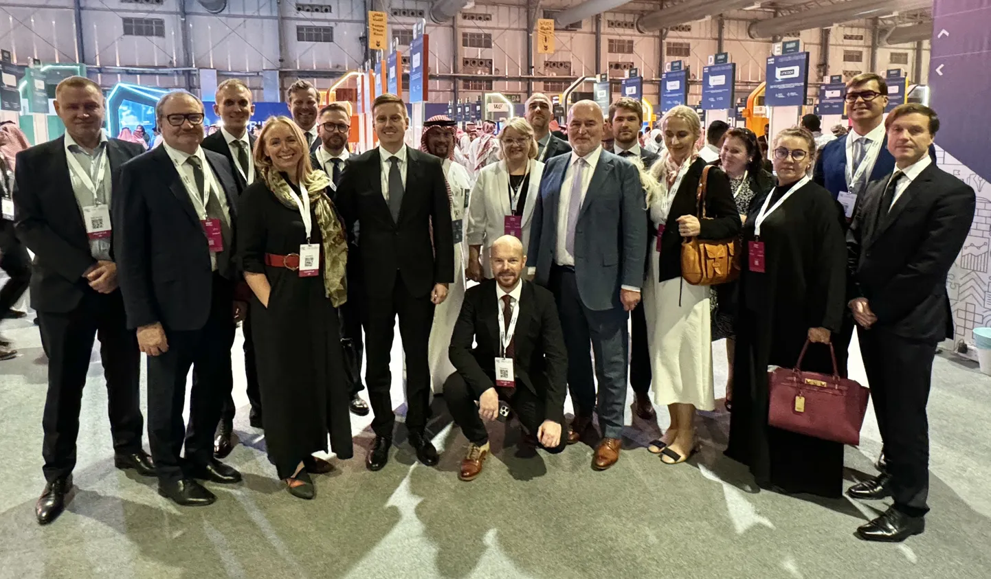 Puidutöösturist riigikogulane Tarmo Tamm (esireas hallis ülikonnas) ja tema poeg Johann Mattias Tamm (isa selja taga) koos majandus- ja tööstusministri Erkki Keldoga visiidil Saudi-Araabias mullu novembris.