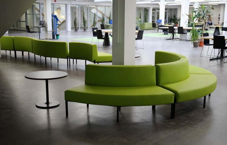 Tartu Ülikooli raamatukogu teisel korrusel ootavad töö- ja lugemiskohad, ehkki vaikne ei hakka see saal olema.