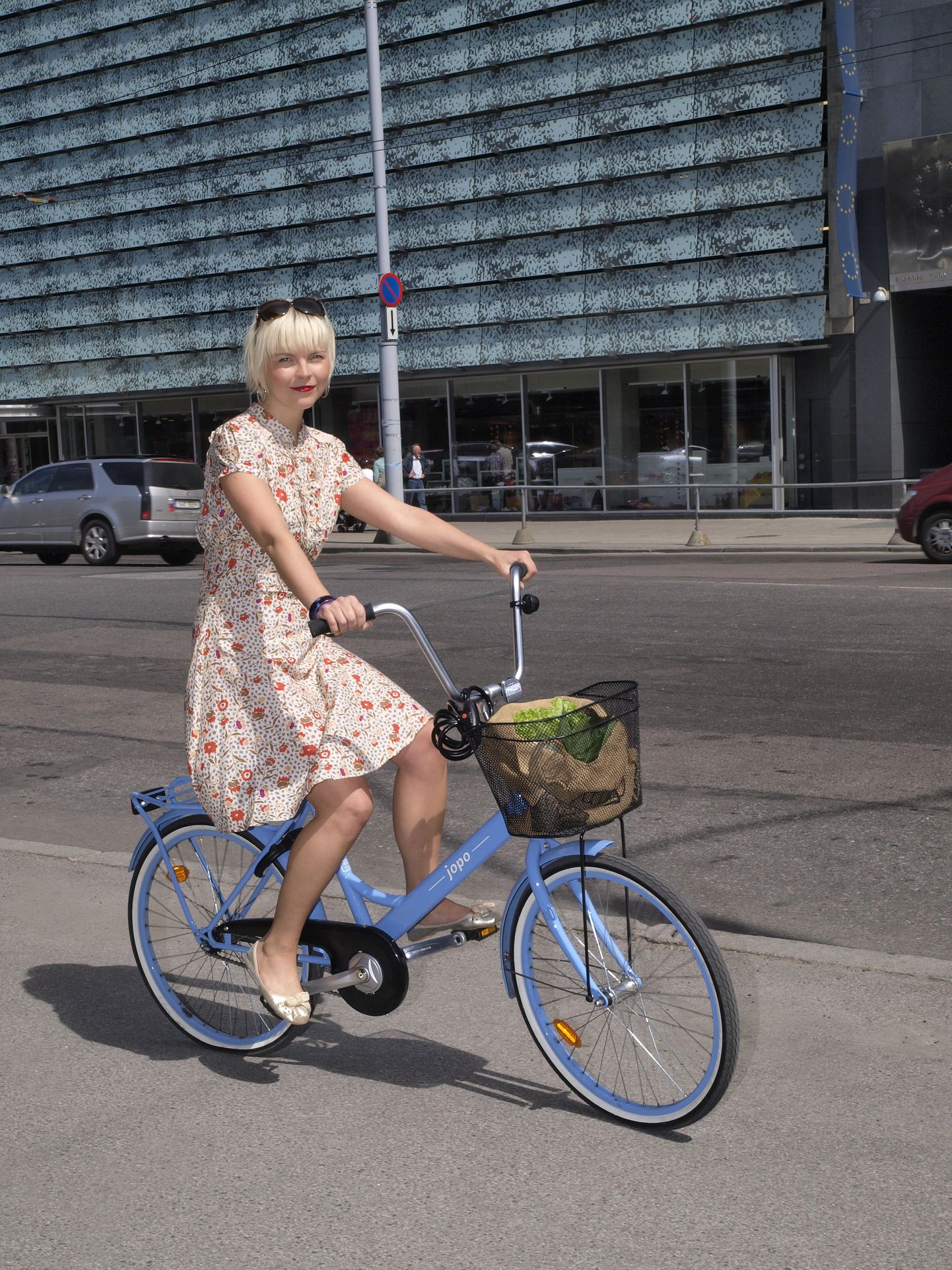 Ajakirja Cosmopolitan peatoimetaja Anu Lill kasutab linnas liiklemiseks stiilset jalgratast.