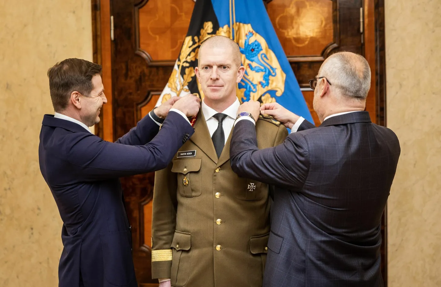 Kaitseministrilt ja presidendilt uusi auastmeõlakuid saav kindral Martin Herem on harjunud kaitsevõime küsimusi ühismeedias selgitama.