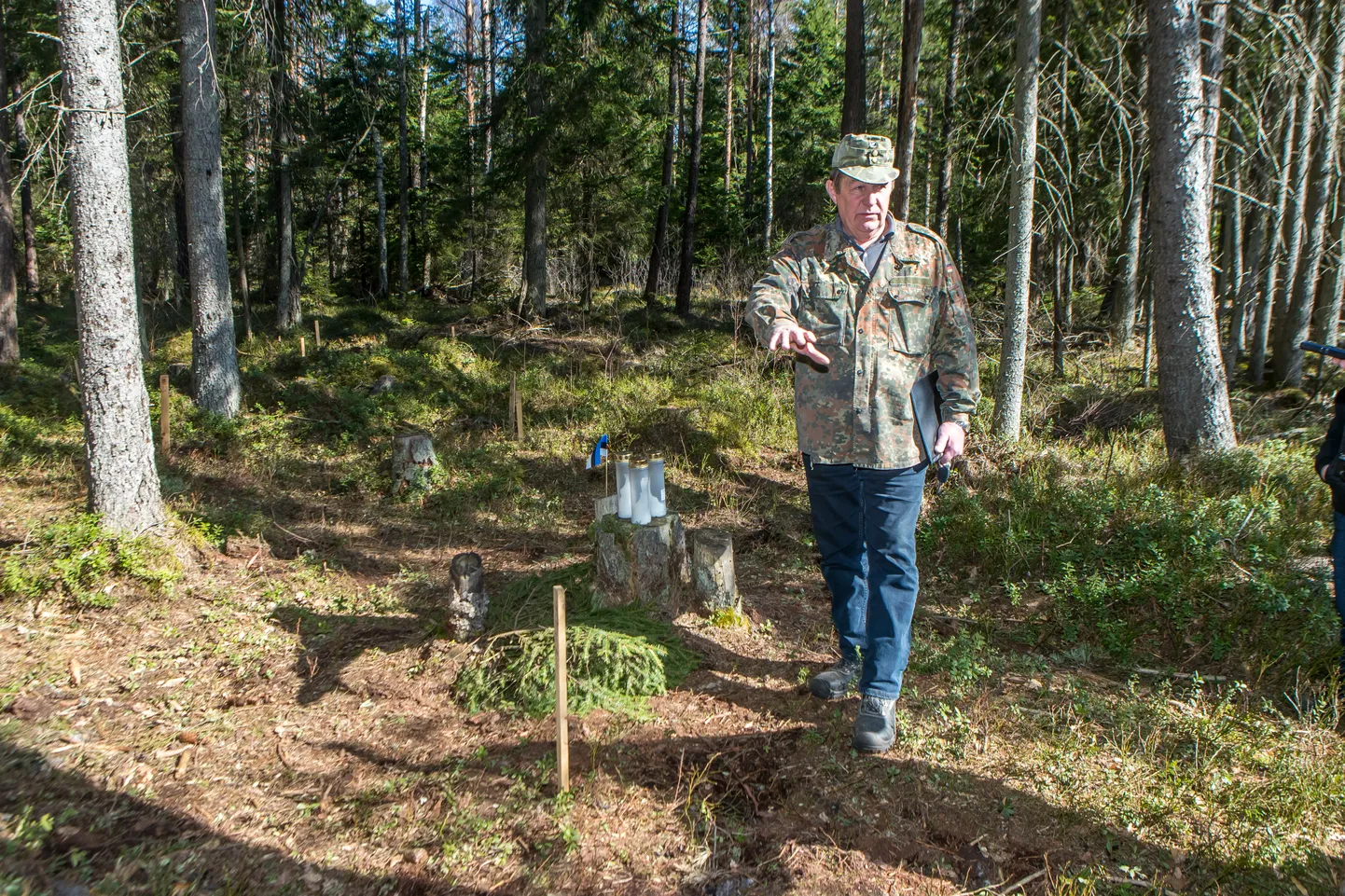 VAJA JÄÄDVUSTADA: Mati Vendeli arvates vääriks Elmar Ilbi viimane laagri- ja lahingupaik, mis praegu on tähistatud küünalde ja trikolooriga, tammepuust risti.