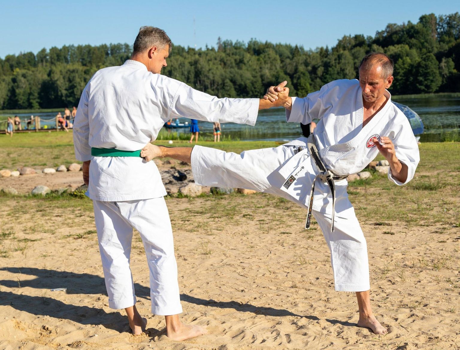 Jaapani traditsioonilise karate suvelaager tõi Viljandisse mitmelt poolt Eestist kokku ligi 50 selle spordiala harrastajat. Paremal laagri korraldaja, musta vöö omanik Teet Jüring.