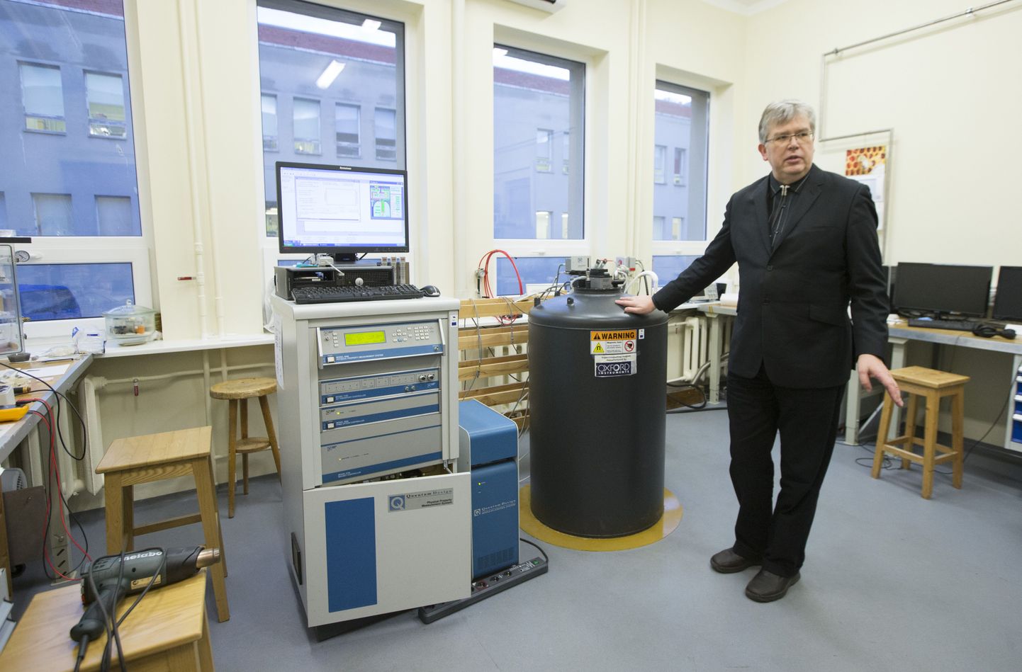 KBFI direktor ja juhtivteadur Raivo Stern tutvustab Eestis unikaalset 14-teslase ülijuhtmagnetiga füüsikaliste omaduste mõõtmissüsteemi koos selle arvutipõhise juhtimiselektroonika ja ühilduva aatomjõumikroskoobiga.