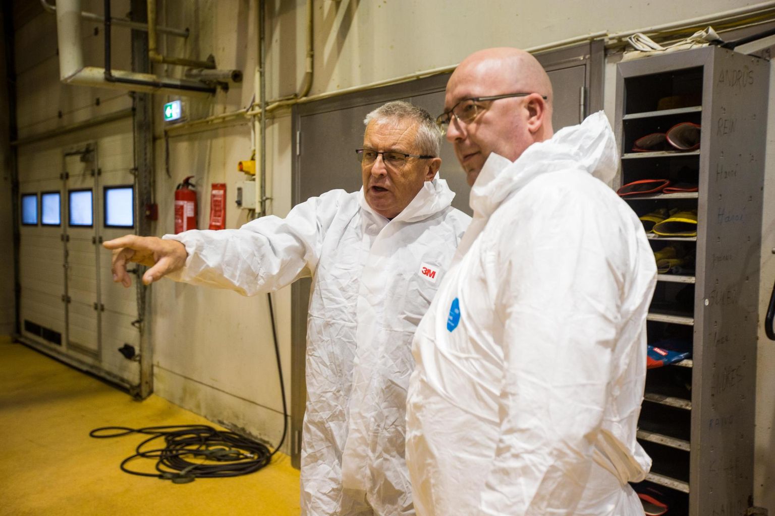 Tarmo Terav (vasakul) tutvustab maaeluminister Arvo Allerile loomsete jäätmete käitlemise tehase tööprotsessi.